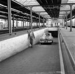 159465 Afbeelding van een auto in het N.S.-station Amsterdam Amstel te Amsterdam, op weg naar de autoslaaptrein.